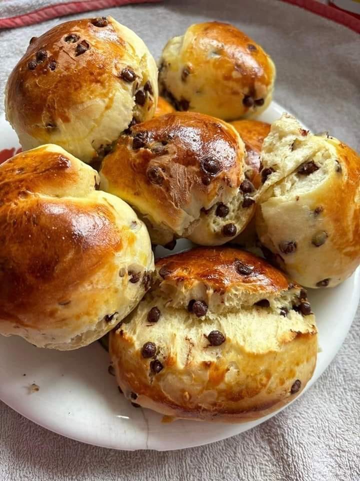 Gusto vicino al brioche con gocce di cioccolato