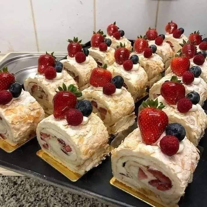 Torta arrotolata alle fragole di Cyril Lignac