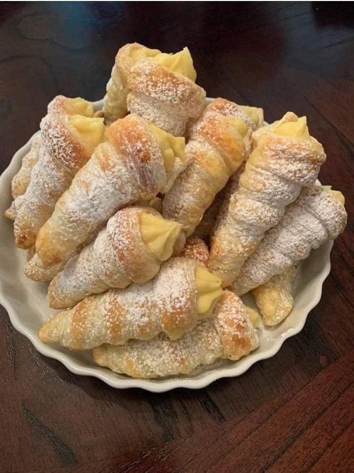 Mio figlio ha preparato i cannoncini ripieni di crema italiana