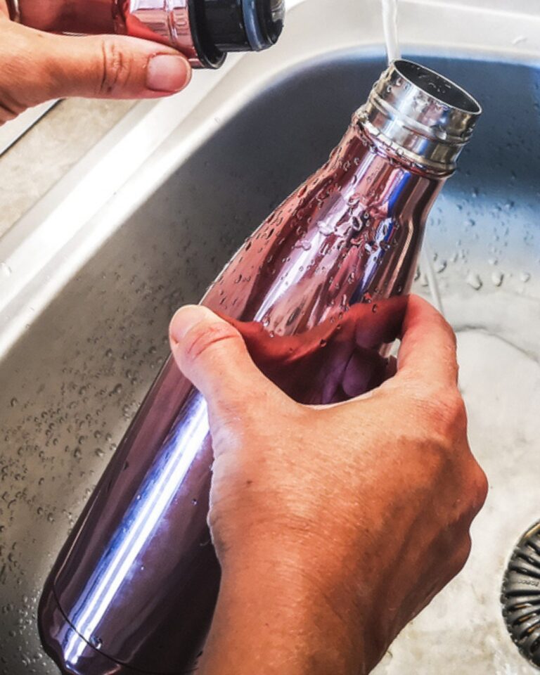 Pulire la borraccia dell’acqua: quante volte e come farlo in modo corretto