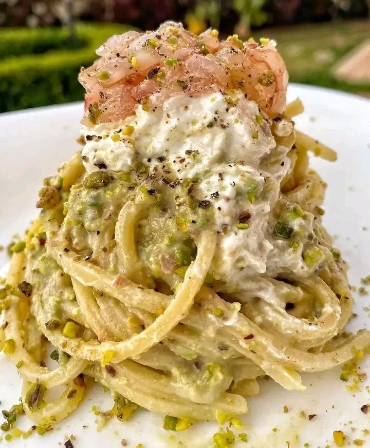 Tonnarello al Pistacchio con Burrata e Tartare di Gambero 🍤🌿