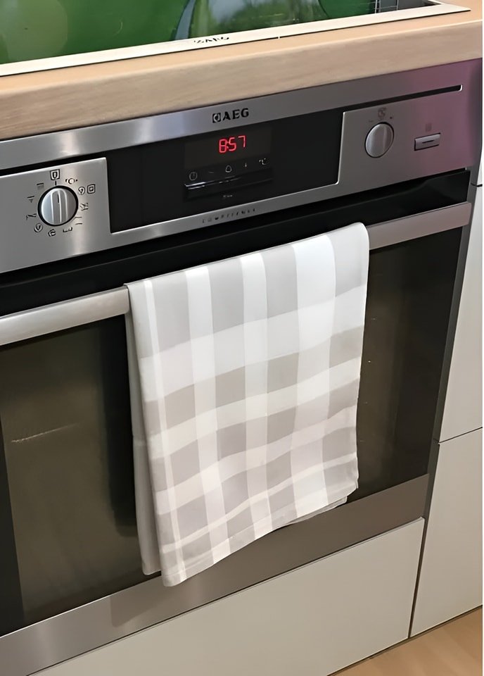 Anche gli strofinacci da cucina vanno appesi allo sportello del forno?