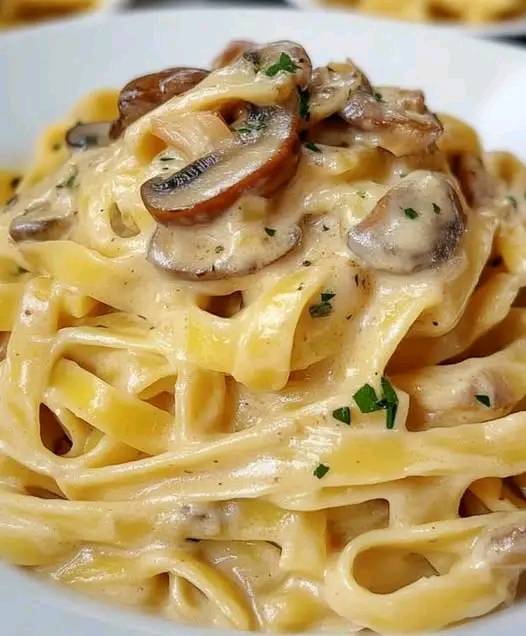 Preparati a deliziare il tuo palato con queste irresistibili Tagliatelle con Crema di Parmigiano e Funghi Porcini!