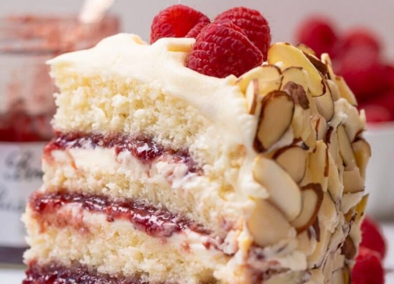 Torta al cioccolato bianco, mandorle e lamponi