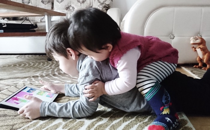 Dipendenza dagli schermi: un problema che colpisce la maggior parte dei bambini