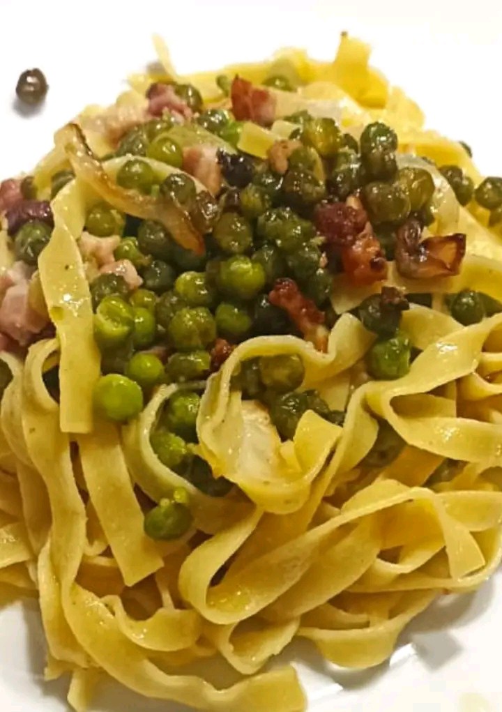 Fettuccine con Cipolla, Pancetta e Piselli