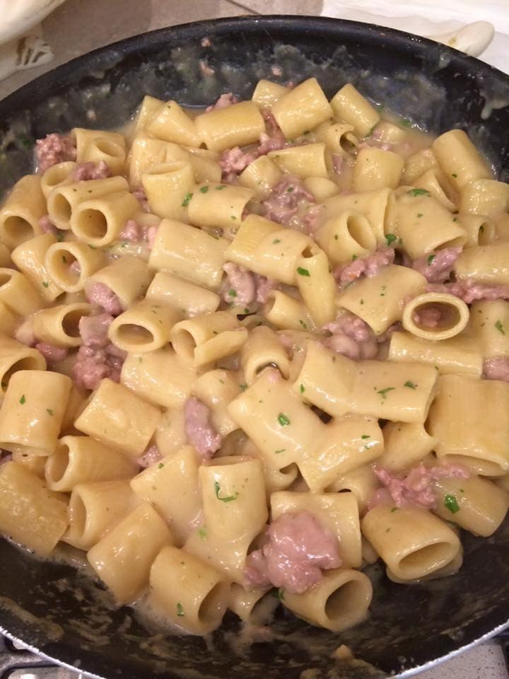 Mezze maniche rigate con crema di fagioli e salsiccia