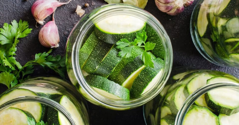 Le zucchine invernali sono deliziose. Hanno il sapore dei funghi porcini sott'aceto.