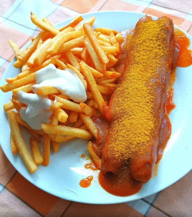 Currywurst Pommes