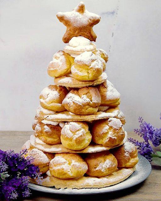 Albero di Natale fatto di bignè ripieni di crema: il dolce che sorprenderà tutti!