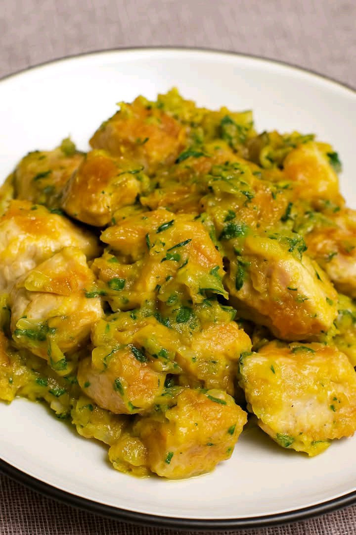 La ricetta del pollo con zucchine carote e scalogno in padella