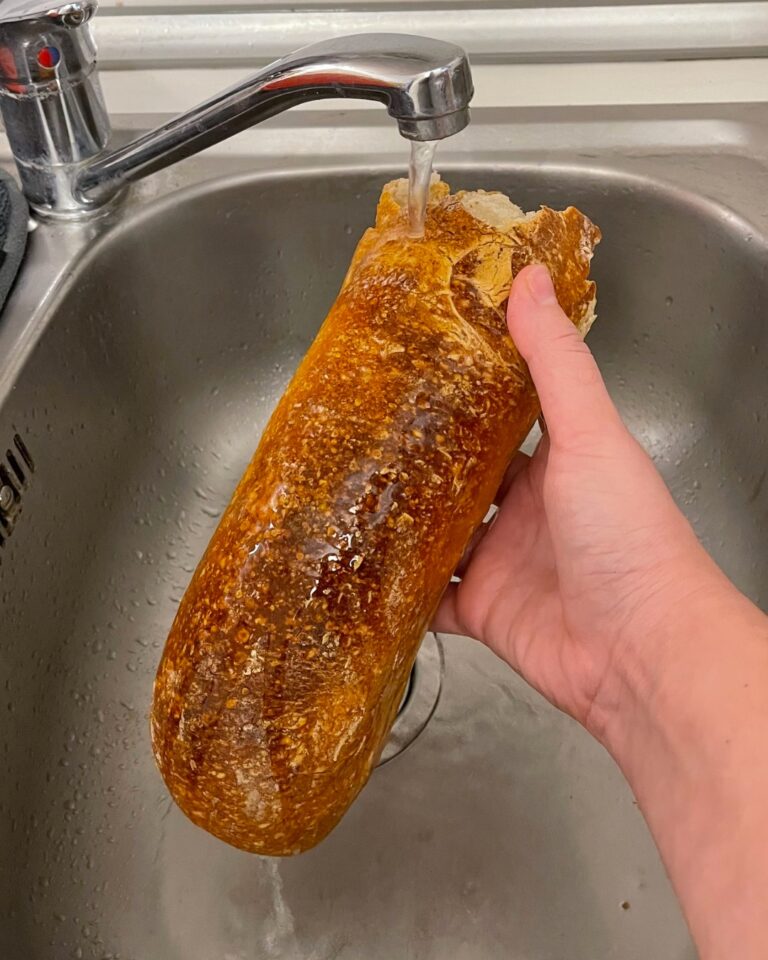 Pane duro e raffermo? Ecco il trucchetto per farlo tornare croccante come appena sfornato! PREPARAZIONE 1. Bagna il pane sotto acqua corrente per qualche secondo. 2. Inforna a 200° per 6 minuti in forno ventilato.