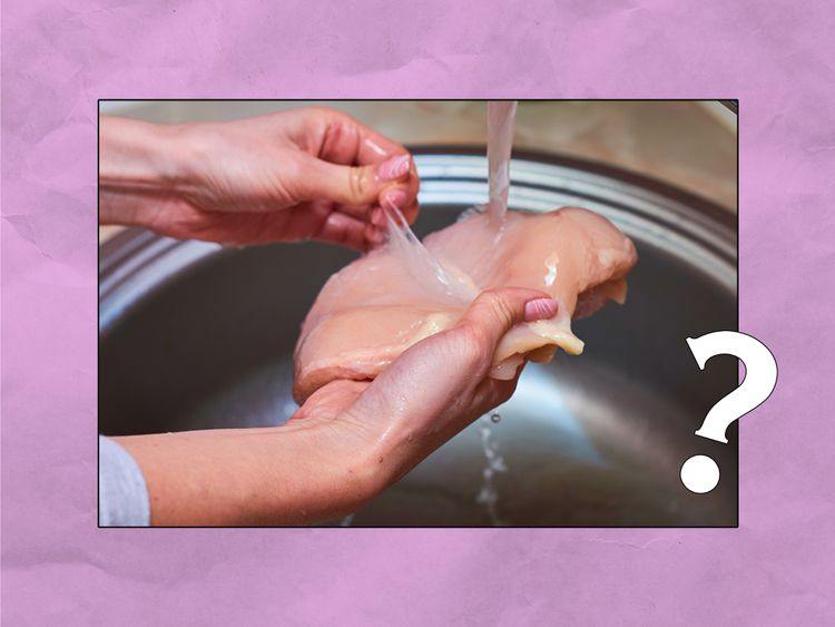 Gli esperti affermano che dovresti evitare questo passaggio pericoloso quando prepari il pollo crudo