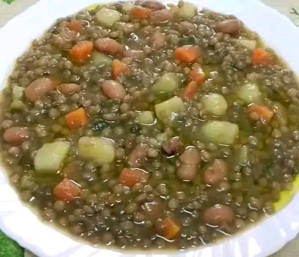Un bel piatto di lenticchie, fagioli borlotti, patate , sedano , carote , cipolle , pomodoro, prezzemolo , sale , pepe , e olio estravergine d’oliva .