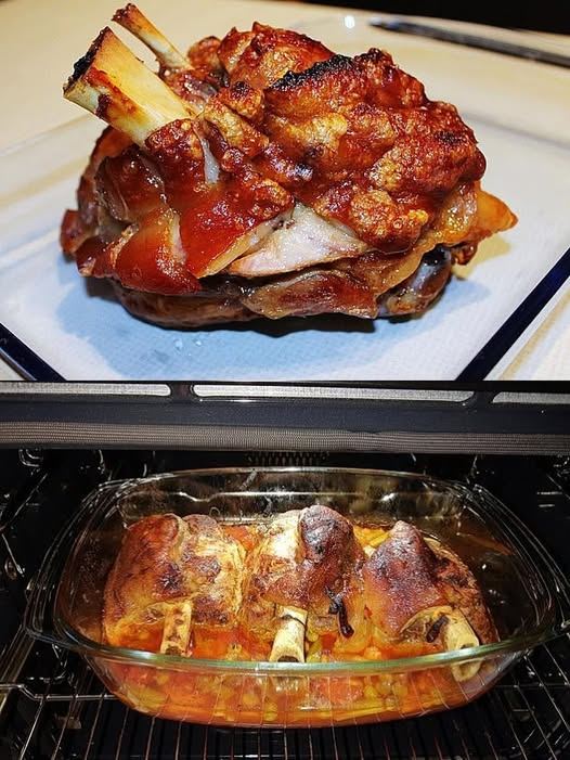 Stinco di maiale fritto, semplicemente perfetto! 5 foglie di alloro 2 cipolle)