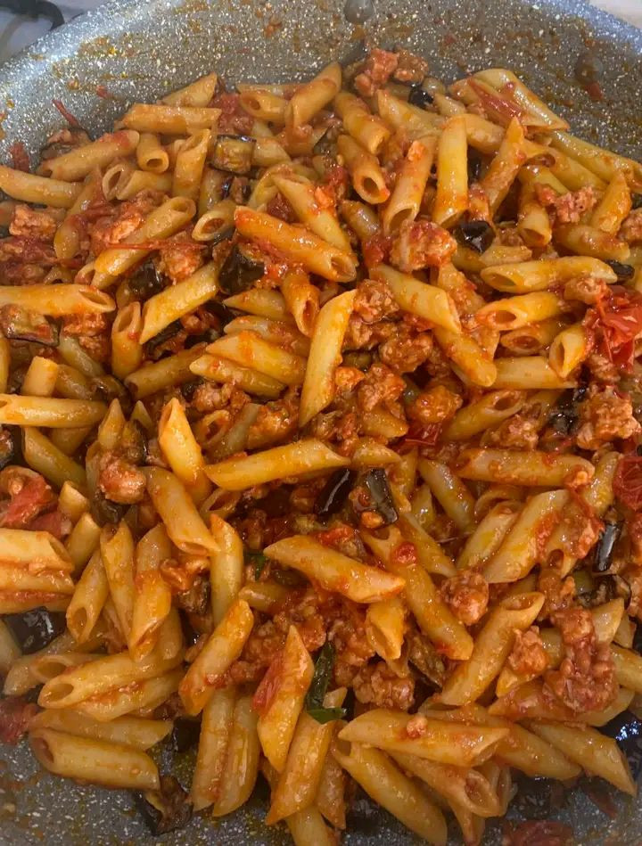Pennette con salsiccia melanzane e grattata