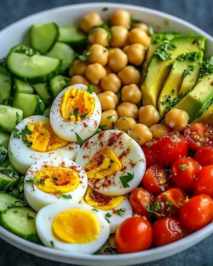 Insalata di Avocado Uova e Ceci con Limone