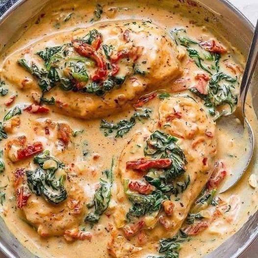 Pollo in salsa cremosa di spinaci e parmigiano