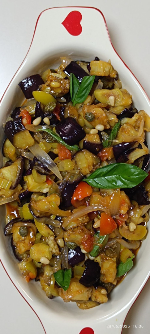 La Magia della Caponata Siciliana: Un’Esplosione Mediterranea nel Piatto