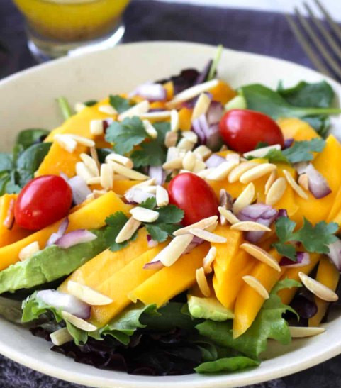 Insalata di avocado e mango Un’insalata :