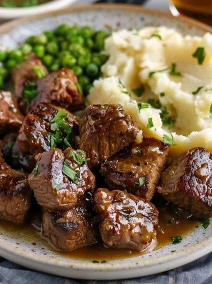 Bocconcini di manzo al burro all’aglio con purè di patate