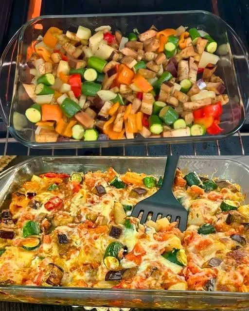 Casseruola di verdure arrostite con salsa di pomodoro e formaggio