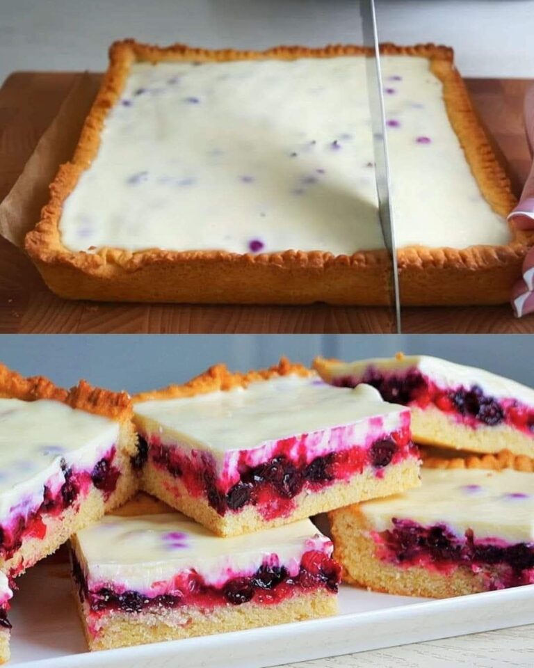 Crostata cremosa ai frutti di bosco con panna acida e glassa al latte condensato