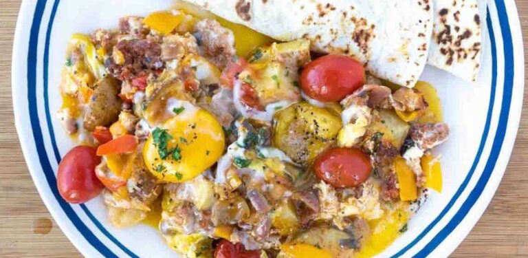 Patate fritte con uova e formaggio: semplici e deliziose