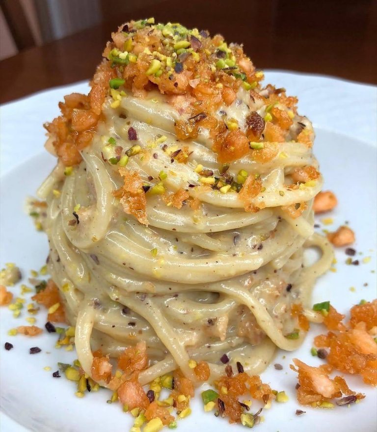 SPAGHETTI CON CREMA DI PARMIGIANO, PISTACCHIO E SALMONE