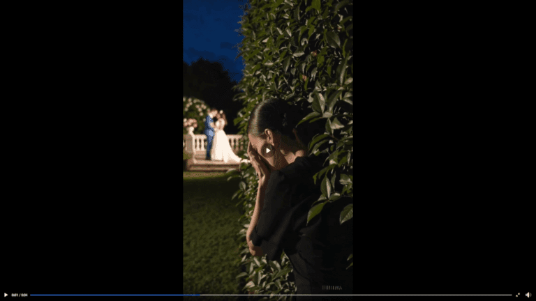 Al matrimonio di mia sorella, mentre aprivo il tovagliolo di lino bianco sul mio piatto, ho notato un piccolo pezzo di carta piegato nascosto sotto.