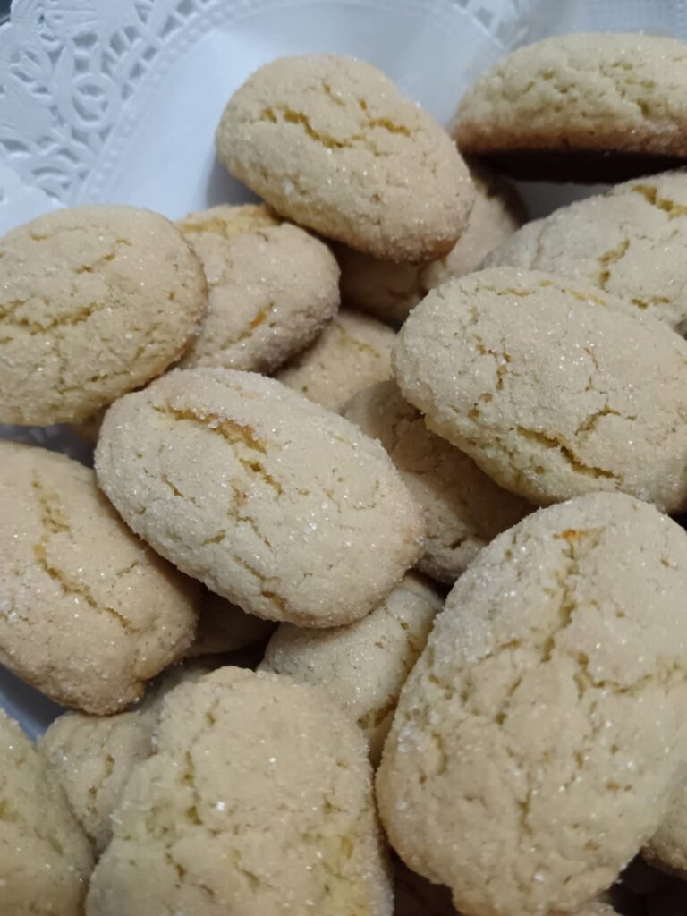 Biscotti con semola rimacinata aromatizzati alla mandorla e limone
