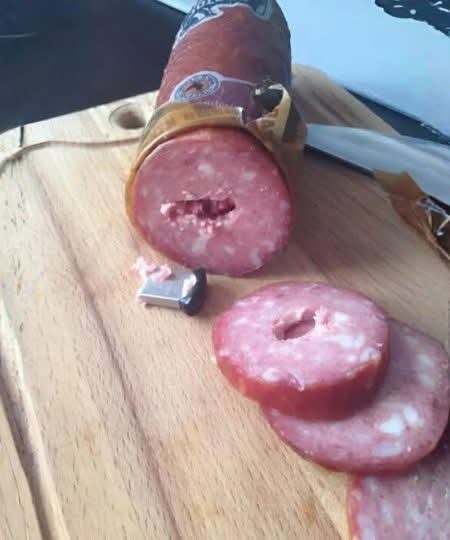 Ho trovato una chiavetta USB in una salsiccia normale. All'inizio ho pensato che fosse finita accidentalmente nel cibo, finché non ne ho controllato il contenuto.